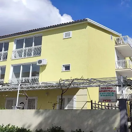 Pezo Apartman *